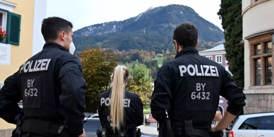Polizisten überprüfen die Einhaltung der Ausgangsbeschränkungen im Landkreis Berchtesgadener Land. Foto: Peter Kneffel/dpa