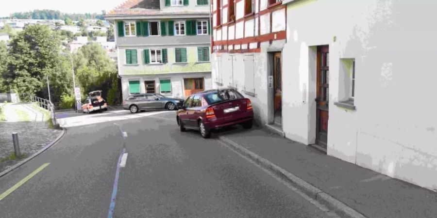 Eine 51-jährige Frau ist am Freitag in Wil SG von einem Auto gegen eine Hauswand gedrückt worden. Sie wurde dabei schwer verletzt.