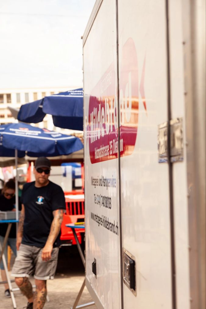 Hildebrand versorgt für den Grill am 1.August