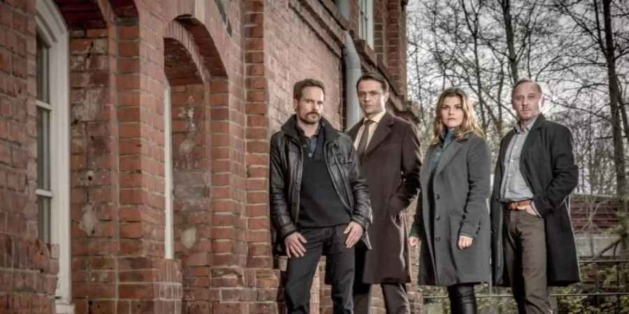 Max Morolf (Wanja Mues, l-r), Gregor Meyer (Michael Rotschopf), Nina Petersen (Katharina Wackernagel) und Karl Hidde (Alexander Held) ermittelten im ZDF. Foto: Gordon Timpen/ZDF/dpa