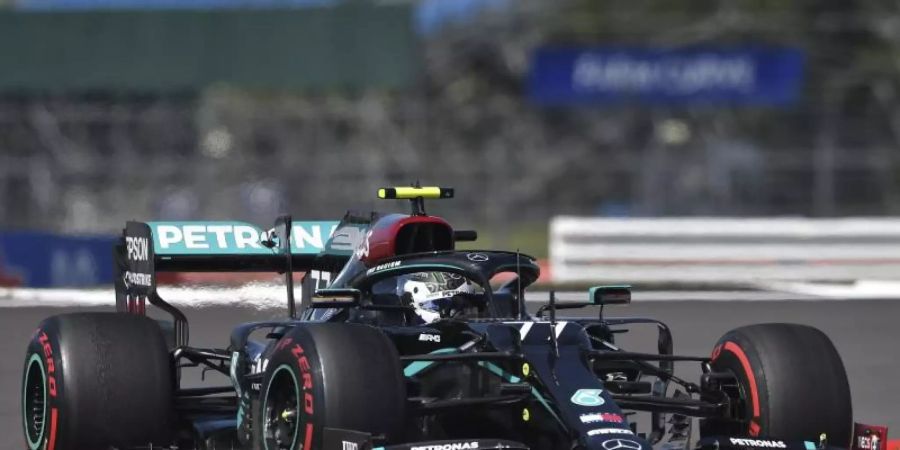 Fuhr im letzten Training in Silverstone Bestzeit: Valtteri Bottas im Mercedes. Foto: Ben Stansall/Pool AFP/dpa