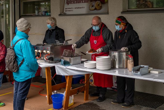 Die Apfelchüechli waren heiss begehrt.