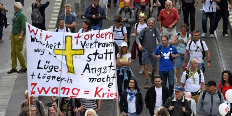 Demonstranten gegen Corona-Auflagen am Samstag in Berlin