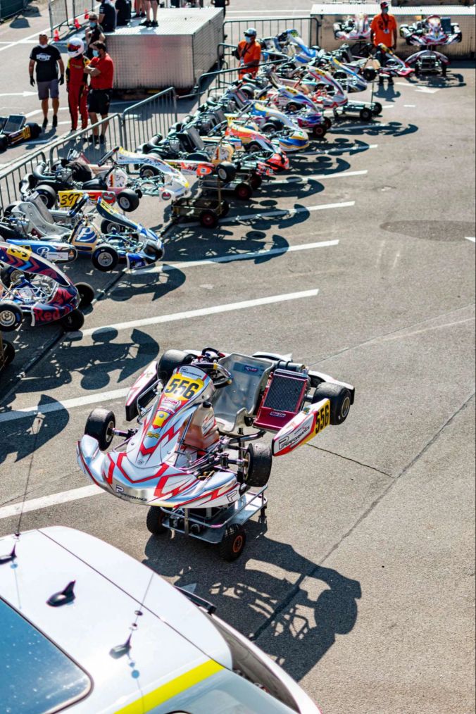 Viele Karts stehen bereit für die Rennen.