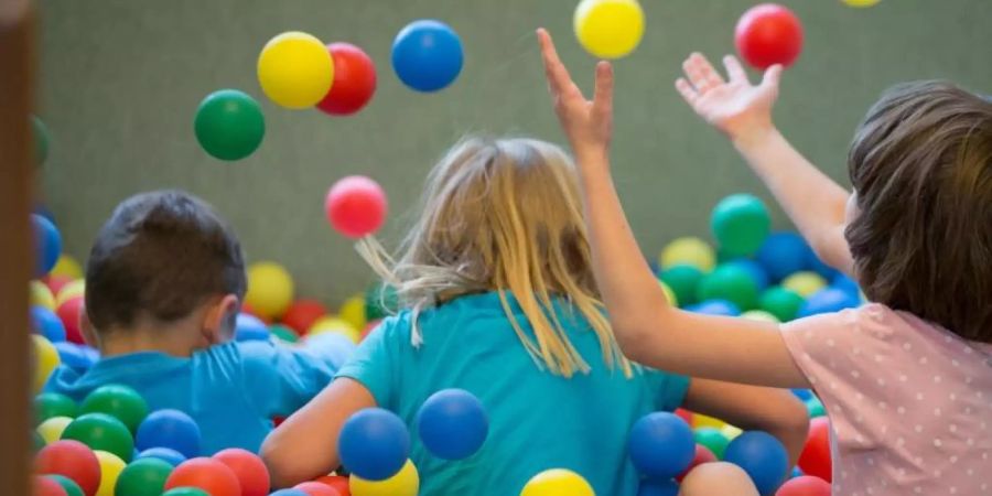 Eine Studie warnt vor der Belastung durch Umweltgifte: Viele Kinder nehmen durch Atemluft, Wasser, Nahrungsmittel, Spielzeug oder Kleidung schädliche Substanzen auf. Foto: Friso Gentsch/dpa