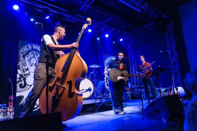 Die B-Shakers spielen modernen Rockabilly Sound.