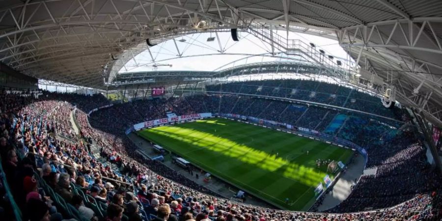 Nicht so voll, aber etwas gefüllter könnten die Fussballstadien bald wieder sein. Foto: Robert Michael/dpa-Zentralbild/dpa