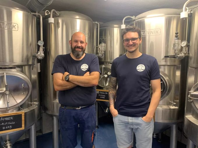 Michael Roth (links) und Simon Gomm in der Drei Tannen Brauerei. Am besten verkaufen sich das Export und das Amber. Im Biergarten gibt es derzeit auch das Holunder-Frühlingsbier. Dreitannen Brauerei Olten Biergarten