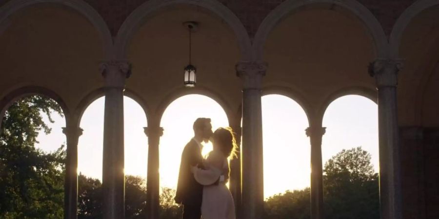Joe hat Kerry, seiner grossen Liebe aus Kindheitstagen, eine 20er-Jahre-Hochzeit wie bei «Der grosse Gatsby» organisiert. Foto: -/Netflix/dpa