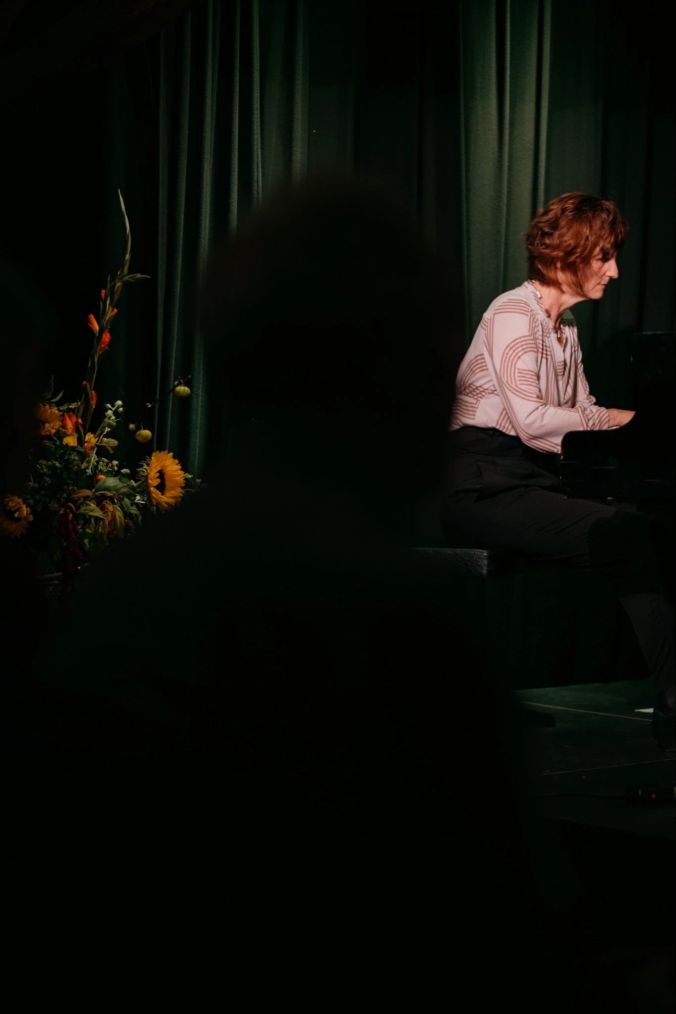 Manuela Keller am Flügel.
