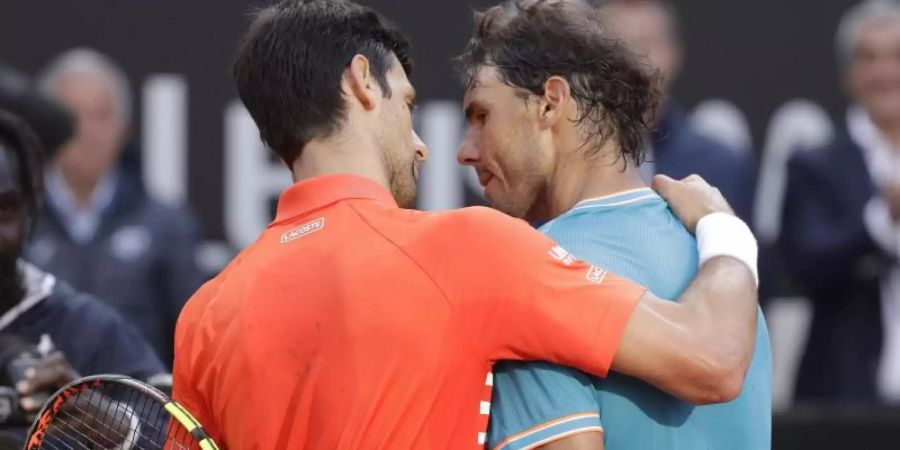 Im Herren-Endspiel der French Open stehen sich der Weltranglisten-Erste Novak Djokovic und der Roland Garros-Titelverteidiger Rafael Nadal gegenüber. Foto: Gregorio Borgia/AP/dpa
