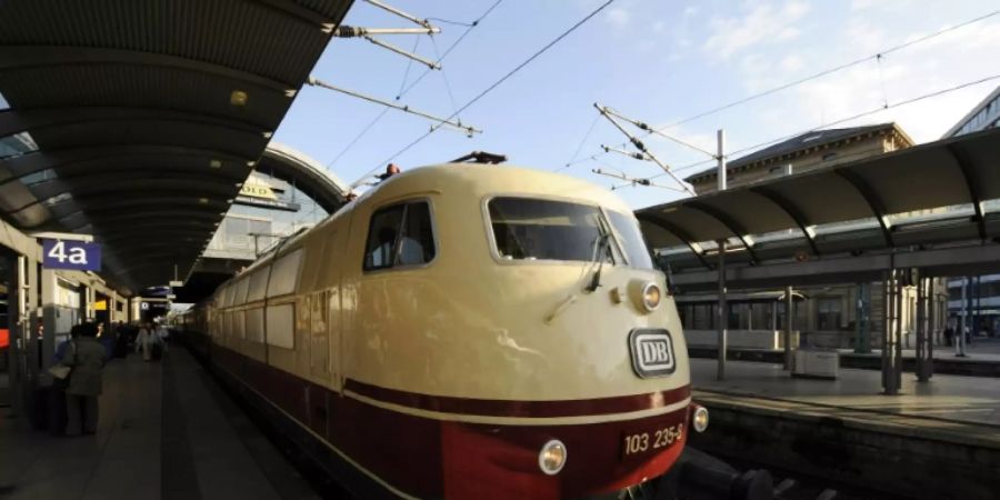 Erinnerung an vergangene Zeiten: TEE-Zug der Bahn in Mainz