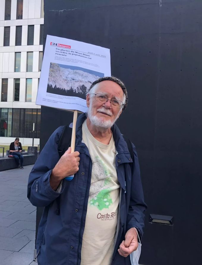 Nobelpreisträger Jacques Dubochet (78) unterstützt die Klima-Aktivisten vor dem Gerichtsgebäude. credit suisse