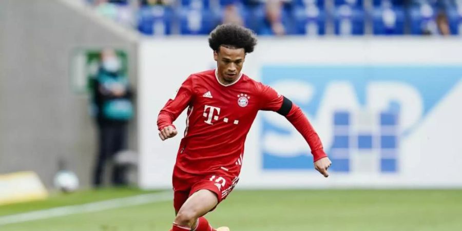 Bayern Münchens Leroy Sané führt im Sprint den Ball eng am Fuss. Foto: Uwe Anspach/dpa