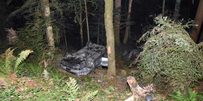 Uznach SG: Mit Auto im Tobel verunfallt. Uznach SG: Mit Auto im Tobel verunfallt