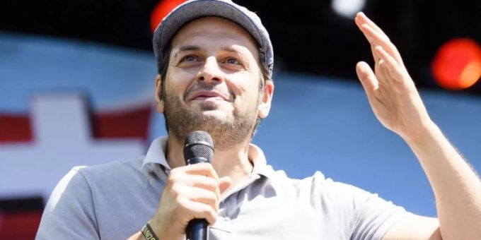 Ist die Kunstfigur Ranjid noch tragbar? Comedian Kaya Yanar fragt seine Community. Foto: Manuel Lopez/KEYSTONE/dpa Ist die Kunstfigur Ranjid noch tragbar? Comedian Kaya Yanar fragt seine Community. Foto: Manuel Lopez/KEYSTONE/dpa