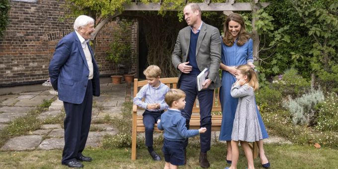 Sir David Attenborough mit den Cambridges: Kate Middleton und Prinz William mit ihren Kids. prinz george