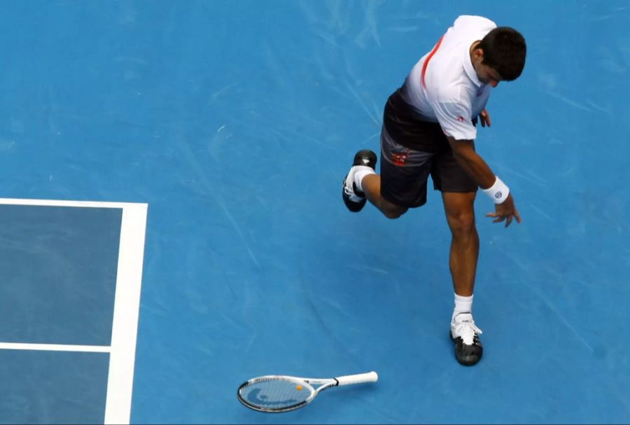 Novak Djokovic zertrümmert ein Racket an den Australien Open 2020.