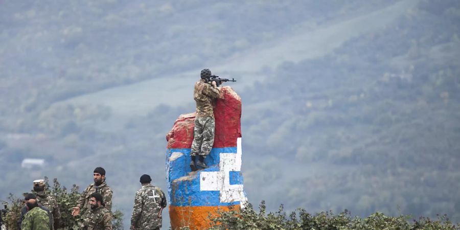 Ein Scharfschütze der Miliz Berg-Karabachs beobachtet das vor ihm liegende Land während eines militärischen Konflikts in der Region Berg-Karabach. Foto: Uncredited/AP/dpa