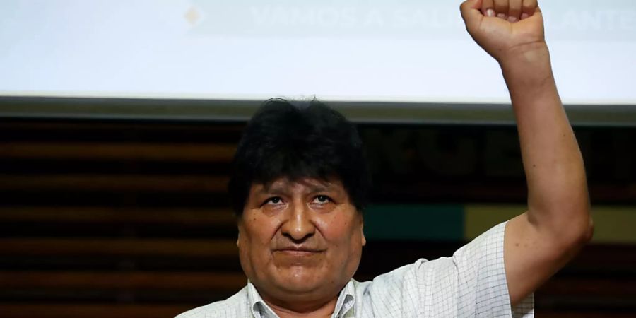 Evo Morales, ehemaliger Präsident von Bolivien, hebt nach einer Pressekonferenz in Buenos Aires am Morgen nach den Parlamentswahlen in Bolivien die Faust. Der linke Kandidat Arce, von Morales Partei, hat ersten Prognosen zufolge die Präsidentenwahl in Bolivien für sich entschieden. Foto: Natacha Pisarenko/AP/dpa