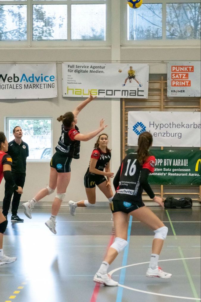 Das dynamische Spiel macht sich bereit den Ball zu schlagen.