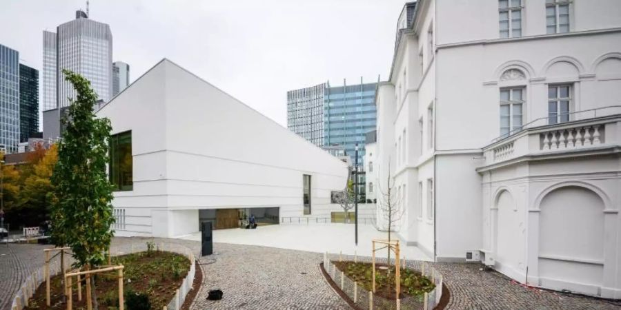 Zwischen dem Erweiterungsbau (l) und dem bisherigen Gebäudeteil des Museums ist ein Platz entstanden.. Foto: Andreas Arnold/dpa