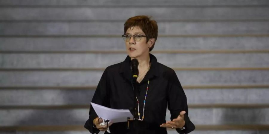 Annegret Kramp-Karrenbauer gibt die Einigung der Koalitionsspitzen bekannt. Foto: Markus Schreiber/Pool AP/dpa