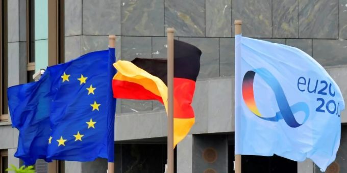 Flaggen der EU, Deutschlands und der deutschen Ratspräsidentschaft Flaggen der EU, Deutschlands und der deutschen Ratspräsidentschaft