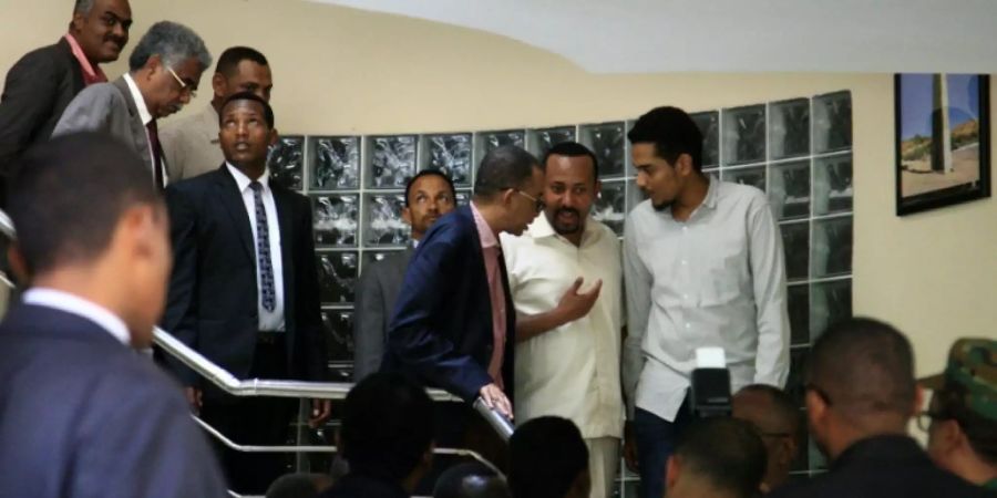 Abiy Ahmed (2.v.r.) trifft Oppositionsvertreter