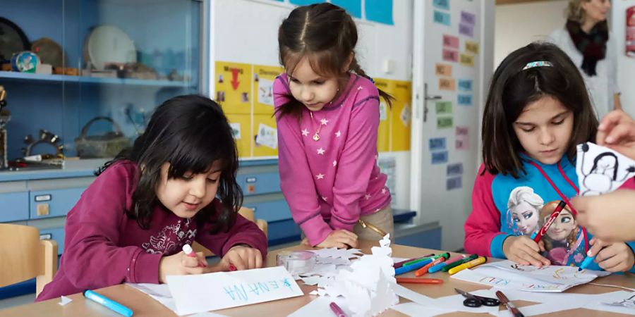 Schicken Eltern ihre Kinder teilweise in die Kita, sollen sie künftig bei der direkten Bundessteuer statt 10'100 Franken bis zu 25'000 Franken abziehen können. Das Parlament hat einem höheren Abzug für die Kinderbetreuung zugestimmt.