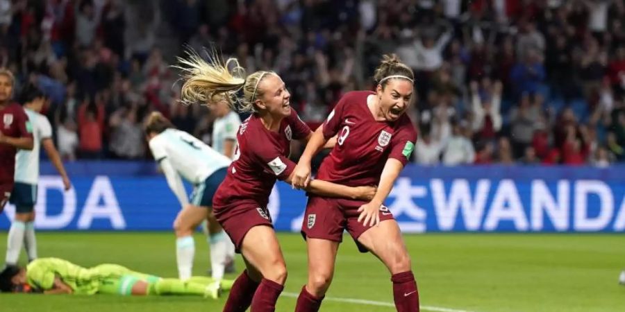 Jodie Taylor (r) feiert mit Teamkollegin Beth Mead ihr Tor. Foto: John Walton/PA Wire