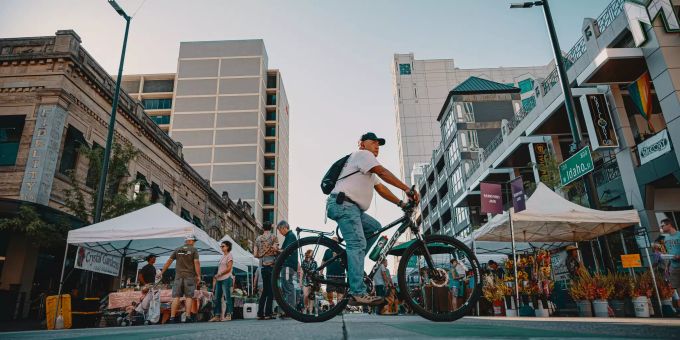 Nützen Sie das Fahrrad statt das Auto. Fitness