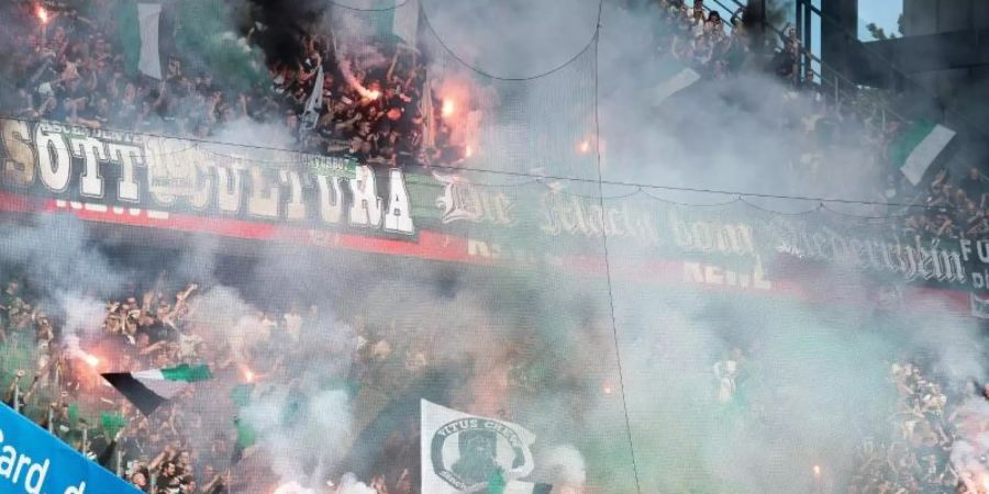 Pyrotechnik beim Derby zwischen Köln und Gladbach. Foto: Federico Gambarini