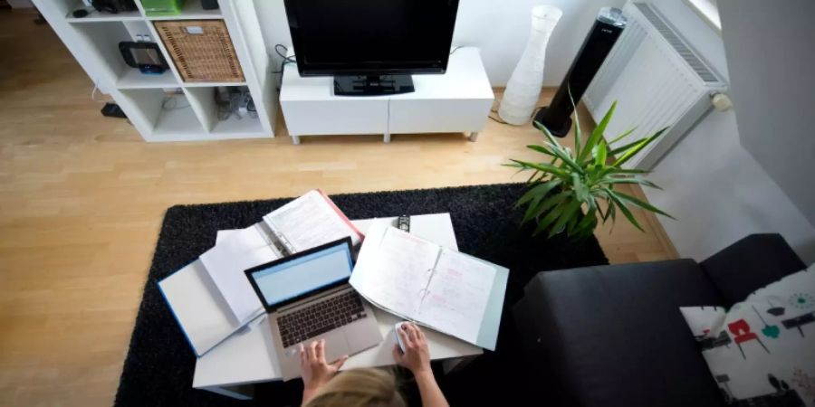 Frau arbeitet in Wohnzimmer