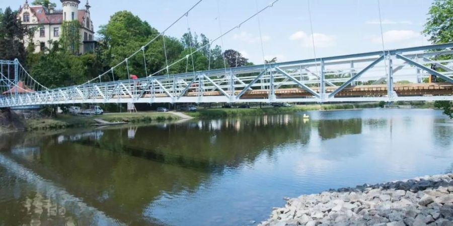 Hängebrücke über der Mulde in Grimma: Ein 24-Jähriger ist nach einem Sprung von dieser Brücke gestorben. Foto: Peter Endig