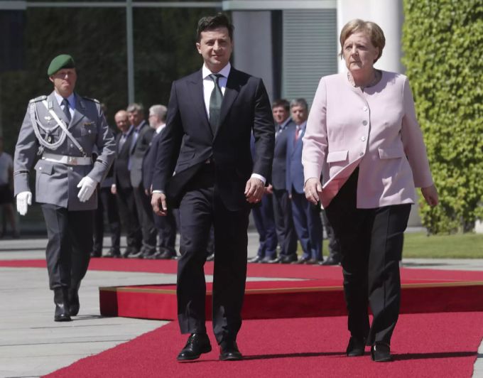 Angela Merkel fängt während der Nationalhymne am Dienstag stark an zu zittern. Merkel