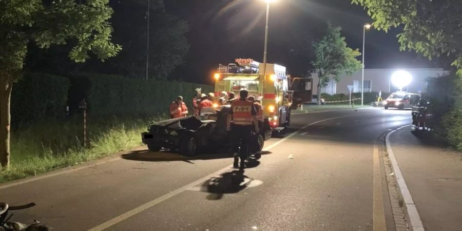 Die Verletzten waren nach dem Unfall im Auto eingeschlossen. Die Feuerwehr musste sie aus dem Wrack befreien.