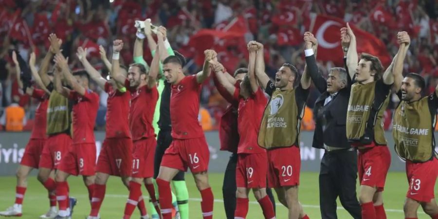 Die türkischen Spieler feiern den Sieg in der EM-Qualifikation über Weltmeister Frankreich. Foto: Uncredited/AP