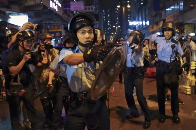 Polizist Feuert Bei Hongkong Demos Ersten Schuss Ab