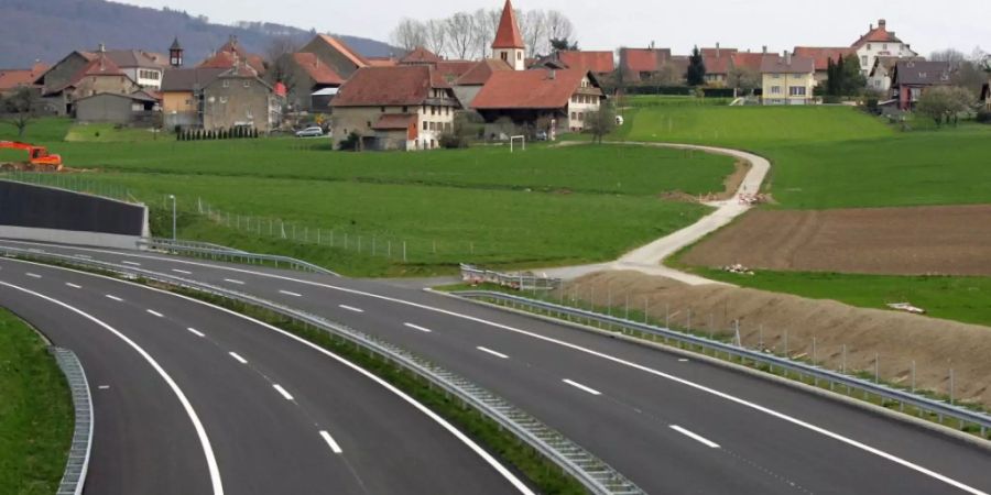 Strassen reinigen, Mittelstreifen mähen: Der Bund hat 2018 für den Unterhalt der Nationalstrassen knapp 350 Millionen Franken ausgegeben. (Archivbild)