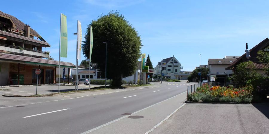 Die Hauptstrasse durch Studen (BE).