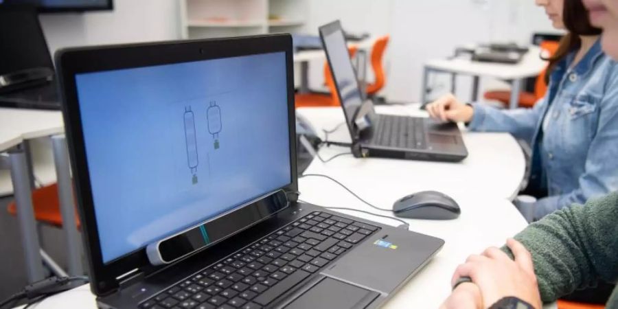 Nachwuchs-Lehrer sollen zukünftig besser für den Einsatz digitaler Medien im Unterricht geschult werden. Foto: Sebastian Gollnow/Illustration