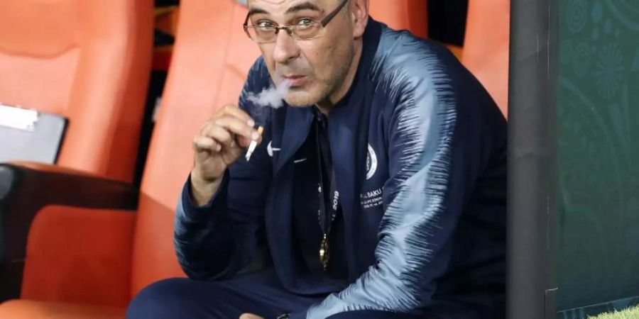 Maurizio Sarri raucht seine Zigaretten zukünftig auf der Juventus-Bank. Foto: Darko Bandic/AP