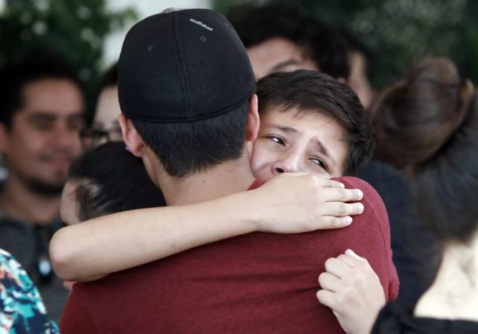 Jugendliche trösten sich gegenseitig bei der Beerdigung einer Grundschulleiterin, die bei der Bluttat von El Paso (USA) ums Leben kam. Nach dem Massaker in El Paso