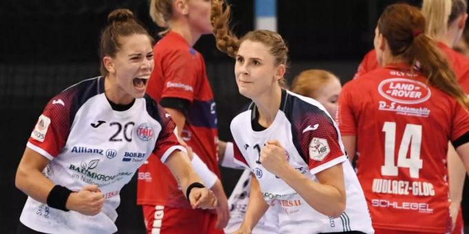 Emily Bölk (l) und Alicia Stolle (M) vom Thüringer HC jubeln nach einem wichtigen Tor. Foto: Marijan Murat Emily Bölk (l) und Alicia Stolle (M) vom Thüringer HC jubeln nach einem wichtigen Tor. Foto: Marijan Murat