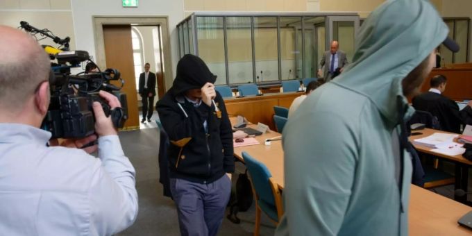 Zwei Angeklagte im Wuppertaler Gerichtssaal Zwei Angeklagte im Wuppertaler Gerichtssaal