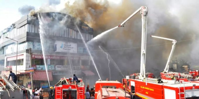 Feuerwehrmänner beim Löschen des Brands in Surat Feuerwehrmänner beim Löschen des Brands in Surat