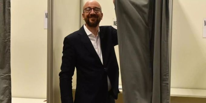 Charles Michel, Premierminister von Belgien, bei der Stimmabgabe in einem Wahllokal in Limal. In Belgien findet zeitgleich mit der Europawahl die Parlamentswahl statt. Foto: Eric Lalmand/BELGA Charles Michel, Premierminister von Belgien, bei der Stimmabgabe in einem Wahllokal in Limal. In Belgien findet zeitgleich mit der Europawahl die Parlamentswahl statt. Foto: Eric Lalmand/BELGA