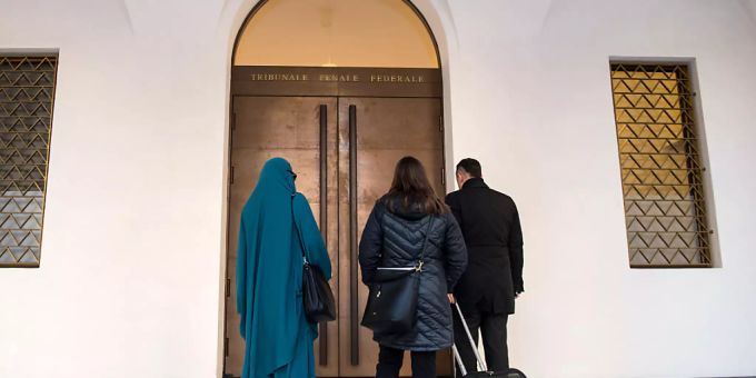 Die Umsetzung der Massnahmen gegen Radikalisierung verläuft laut einem Bericht insgesamt zufriedenstellend. Im Bild eine mutmassliche Dschihad-Reisende (links) vor ihrem Prozess am Bundesstrafgericht Bellinzona. (Archivbild) radikalisierung