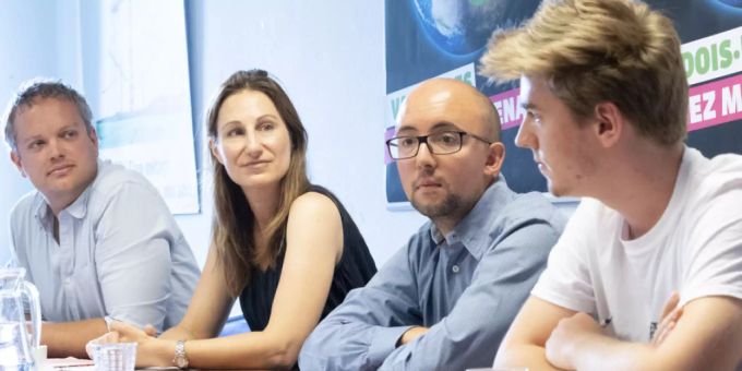 Nach ihrem Willen soll der Klimaschutz in der Verfassung verankert werden. Vertreter der Waadtländer Grünen und Jungen Grünen vor den Medien in Lausanne. Nach ihrem Willen soll der Klimaschutz in der Verfassung verankert werden. Vertreter der Waadtländer Grünen und Jungen Grünen vor den Medien in Lausanne.